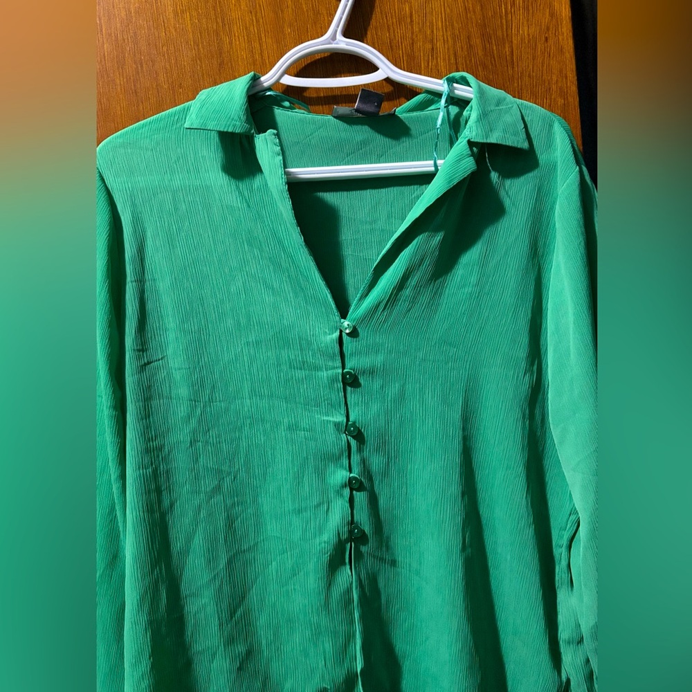 3/$10 ➰ Primark • Kelly Green Blouse